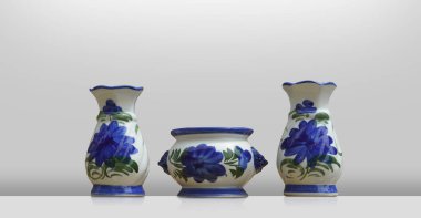 beyaz ve mavi seramik tütsü yakıcı ve beyaz zemin ve beyaz zemin üzerinde iki beyaz ve mavi çiçek vazosu, nesne, dekor, moda, vintage, kopyalama alanı                              