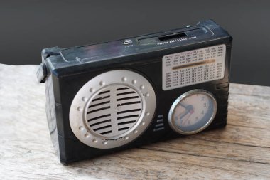 Üst görünüm eski ve kirli siyah radyo ve saat ahşap zemin, gri zemin, teknoloji, nesne, müzik, moda, kopyalama alanı                                              