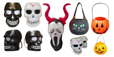 Üç siyah beyaz kafatası şekilli kova, iki balkabağı şekilli kova, bir siyah kedi şekilli kova, beyaz arka planda siyah, beyaz, kırmızı boynuzlu hayalet maskesi, nesne, fantezi