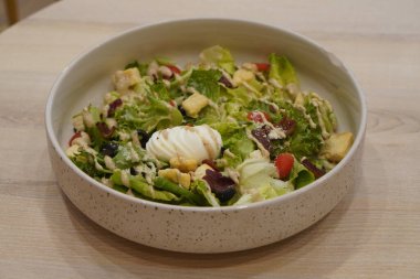 Taze sebze salatası, mayonez, sebze, domates, pastırma, kızarmış ekmek, arkaplanda seramik kaselerde elma dilimi, yemek, meyve, nesne, dekor, spac