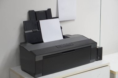 Üst görünüm, eski siyah plastik yazıcı ve beyaz kağıt beyaz masa, ofis arkaplanı, teknoloji, nesne, ofis, dekor, konfor, iş yeri, kopyalama alanı                                    