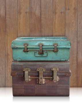 Ön manzara antika yeşil demir sandık beyaz zemindeki antika kahverengi demir sandığın üzerinde duruyor, tahta zemin, nesne, dekor, kopyalama alanı.