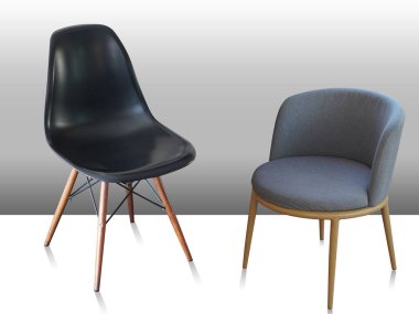 Beyaz zeminde antika iki siyah ve mavi sandalye, gradyan gri duvar arkaplan, dekor, nesne, moda, kopyalama alanı