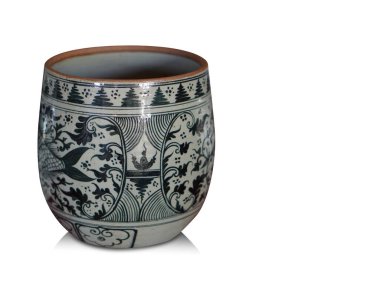 Beyaz zemin üzerinde antika beyaz ve siyah seramik bardak, dekor, dekorasyon, moda, koleksiyonlar, kopyalama alanı