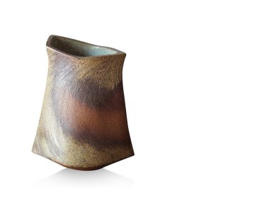 İzole edilmiş arkaplan, nesne, dekor, moda, antik, antik, kopyalama alanı üzerindeki antika kahverengi seramik vazo   