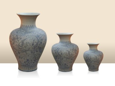 Ön manzara antika beyaz bir zemine yerleştirilmiş üç boyutta vazo, gradyan sarı ve kahverengi arkaplan, nesne, dekor, moda, kopyalama alanı