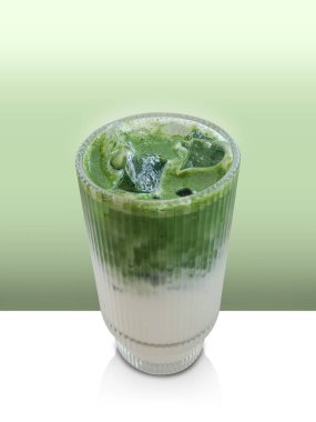 Taze kibrit yeşil çay beyaz zeminde berrak bir bardakta, gradyan yeşil duvar arkaplanı, içecek, sağlık, taze, serin, kopyalama alanı