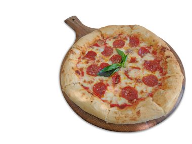 Yakın plan sıcak pastırma peynirli pizza, yeşil yaprak, kalın ve yumuşak hamur, saplı ahşap tepside, beyaz arka planda.