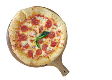 Üst düzey pastırma peynirli pizza, yeşil yaprak, kalın ve yumuşak hamur, saplı ahşap bir tepside, beyaz bir arka planda, yemek, kopyalama alanı