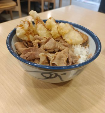 Kore sosunda kızartılmış domuz eti, ahşap bir masada bir kase pirinç, yemek, sıcak, lezzetli, değerli, kopyalama alanı.