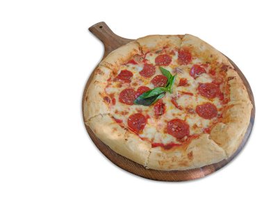 Yakın plan sıcak pastırma peynirli pizza, yeşil yaprak, kalın ve yumuşak hamur, saplı ahşap tepside, beyaz arka planda.