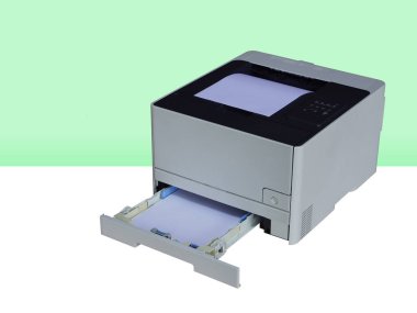 Üst görünüm beyaz ve siyah lazer yazıcı, yeşil duvar arkaplanı, alt kağıt girdi tepsisi, nesne, dekor, moda, kopyalama alanı