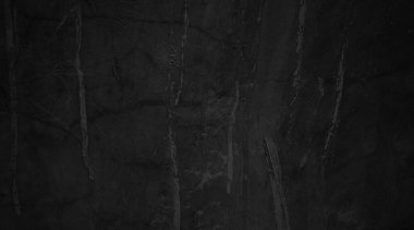 Doğal boya fırçası vuruşunun siyah duvar arkaplanı çimento ya da taş kadar eski. somut doku korku ve cadılar bayramı kavramı olarak