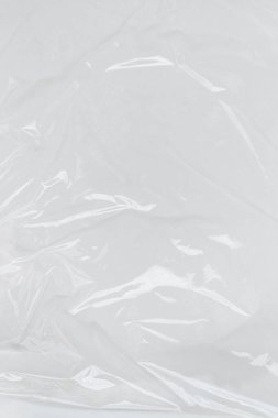 Dikey transparant kırışık plastik, beyaz plastik veya polietilen çanta dokusu, makro, beyaz arkaplan