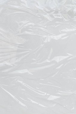 Dikey transparant kırışık plastik, beyaz plastik veya polietilen çanta dokusu, makro, beyaz arkaplan