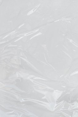 Dikey transparant kırışık plastik, beyaz plastik veya polietilen çanta dokusu, makro, beyaz arkaplan