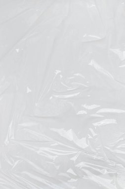Dikey transparant kırışık plastik, beyaz plastik veya polietilen çanta dokusu, makro, beyaz arkaplan