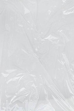Dikey transparant kırışık plastik, beyaz plastik veya polietilen çanta dokusu, makro, beyaz arkaplan