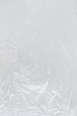 Dikey transparant kırışık plastik, beyaz plastik veya polietilen çanta dokusu, makro, beyaz arkaplan