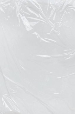 Dikey transparant kırışık plastik, beyaz plastik veya polietilen çanta dokusu, makro, beyaz arkaplan