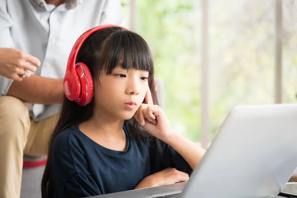 Mutlu Kız Evde Oturup Ödevlerini Yapıyor Ailesiyle Internet Üzerinden Öğreniyor - Stok İmaj
