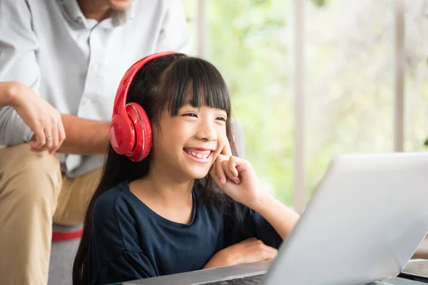 Mutlu Kız Evde Oturup Ödevlerini Yapıyor Ailesiyle Internet Üzerinden Öğreniyor Telifsiz Stok Imajlar