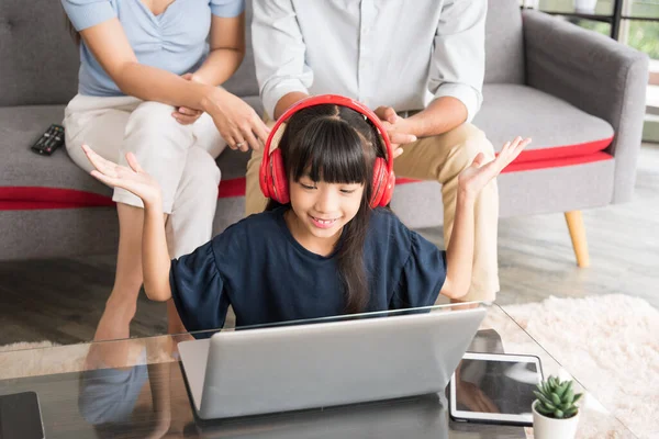Mutlu Kız Evde Oturup Ödevlerini Yapıyor Ailesiyle Internet Üzerinden Öğreniyor Telifsiz Stok Imajlar