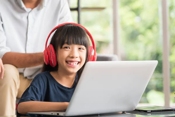 Mutlu Kız Evde Oturup Ödevlerini Yapıyor Ailesiyle Internet Üzerinden Öğreniyor Stok Resim