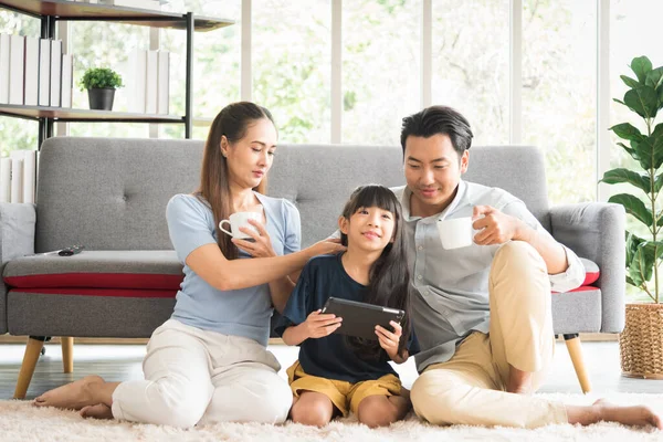 Ευτυχισμένη Γονική Οικογένεια Κάθεται Μαζί Χρησιμοποιώντας Tablet Βλέποντας Κωμωδία Χαμόγελο — Φωτογραφία Αρχείου