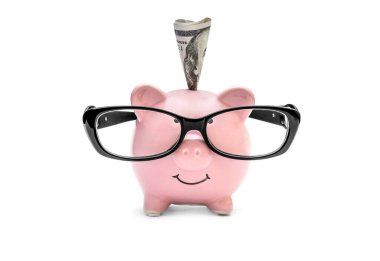 Domuz kumbarasında beyaz arka planda gözlüklü katlanmış para..