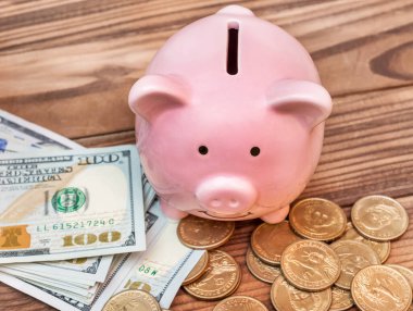 Dolar banknotları ve bozuk paralarla dolu bir kumbara..