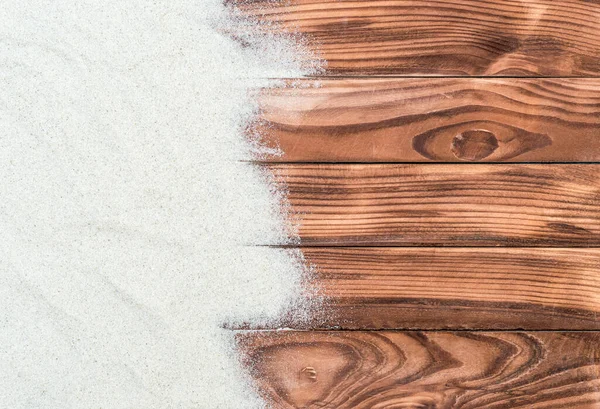 木制木板上的沙子做成的框架 顶部视图 复制空间 — 图库照片
