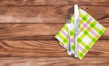 Çatal ve bıçak ve mutfak havlusu. Üst Manzara. Boşluğu kopyala.