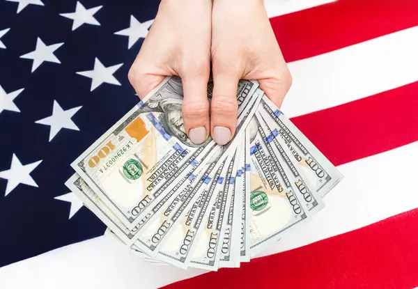 Руки Женщины Держат Долларовые Купюры Фоне Американского Флага — стоковое фото