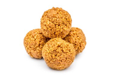 Beyaz arkaplanda bir yığın yuvarlak kurabiye.