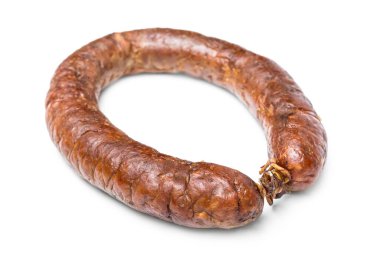 Beyaz arkaplanda tütsülenmiş sosis halkası.