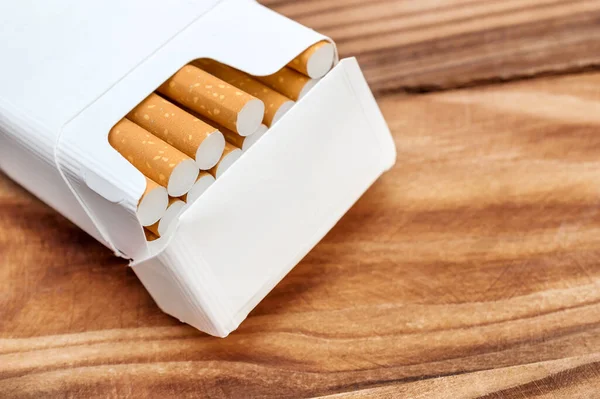 Boîte Blanche Avec Cigarettes Sur Table Bois — Photo