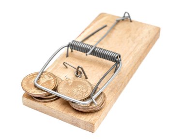 Beyaz arka planda bozuk paraları olan bir tuzak. İş ve mali risk kavramı.