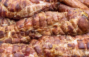 Yemek arkaplanı olarak tütsülenmiş et. Kapat..