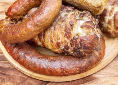 Masada tütsülenmiş etle tahta kesmek.. 