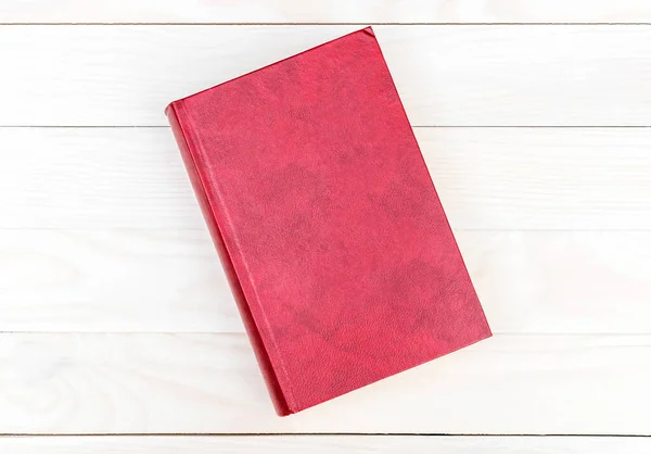 Ahşap Masada Kapalı Boş Kırmızı Bir Kitap Üst Görünüm — Stok fotoğraf