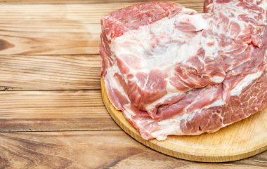 Ahşap masada çiğ etle tahta kesmek. Boşluğu kopyala. 