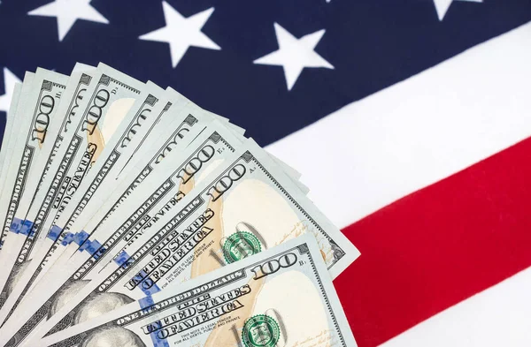Американские Доллары Фоне Американского Флага — стоковое фото
