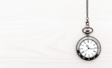 Ahşap arka planda cep saati. Metin için alanı kopyala.