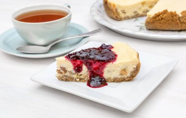 Masada reçelli cheesecake ile bir fincan çay..