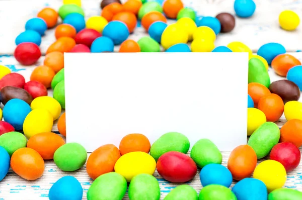 Tarjeta Blanca Vacía Con Caramelos Colores Sobre Mesa — Foto de Stock