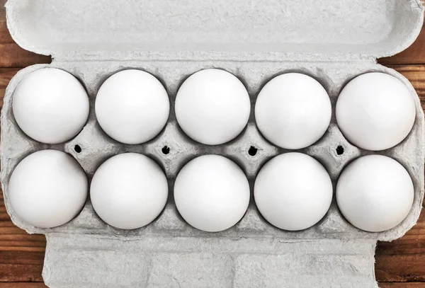 Hele Rauwe Eieren Kartonnen Verpakking Houten Achtergrond Bovenaanzicht — Stockfoto