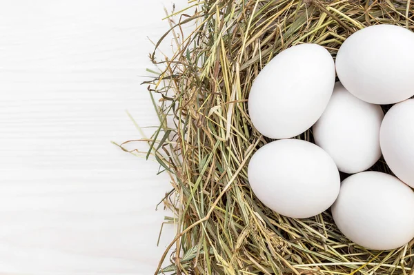 Nest Met Eieren Witte Houten Tafel Sluit Maar Kopieer Ruimte — Stockfoto