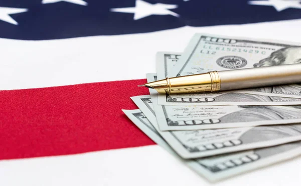 Доллары Ручкой Американском Флаге — стоковое фото