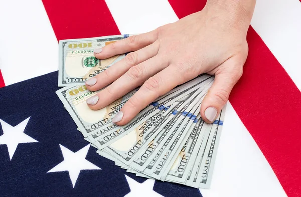 Рука Держит Долларовые Купюры Американском Флаге — стоковое фото